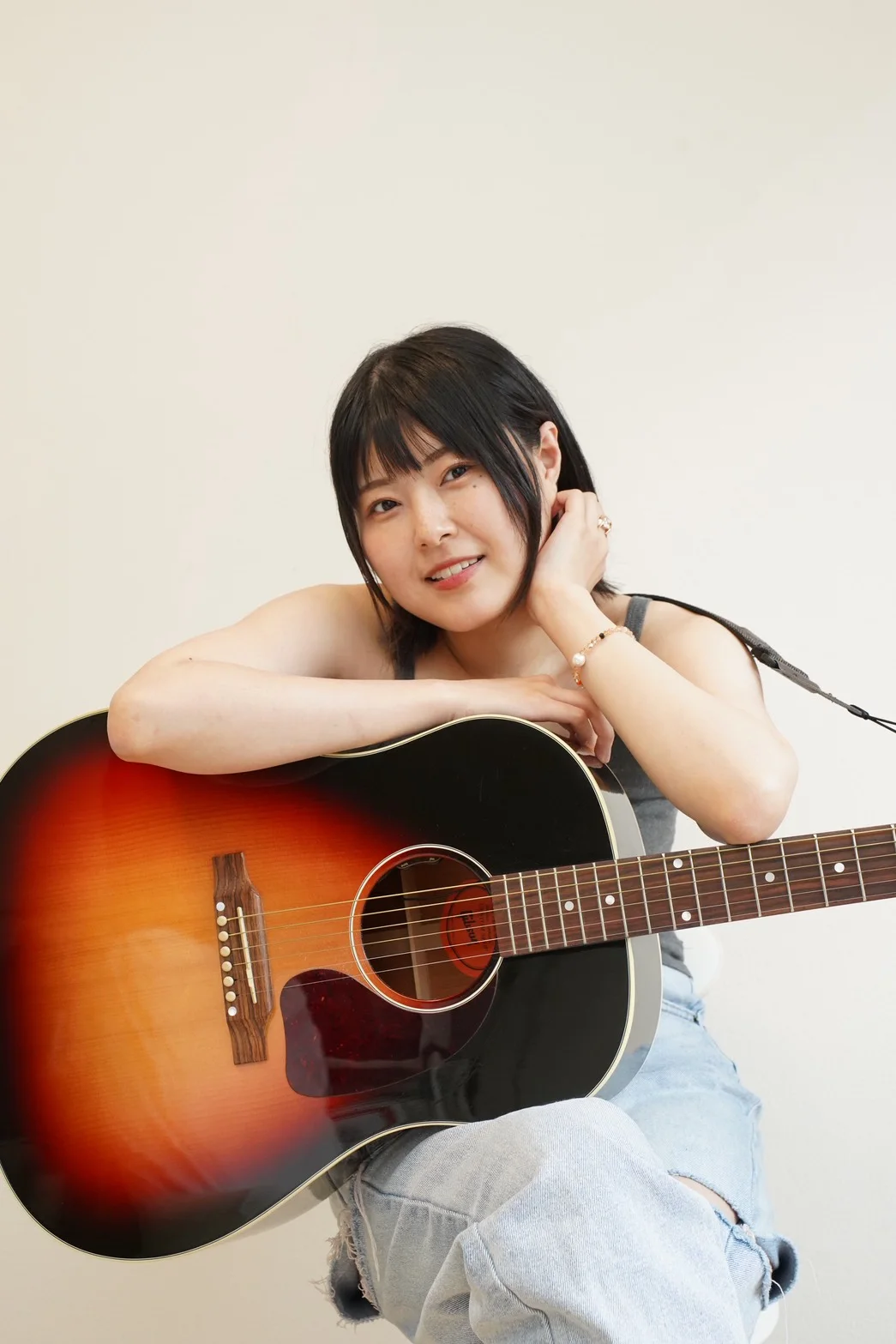 アコースティックギターを持つ小松みゆ